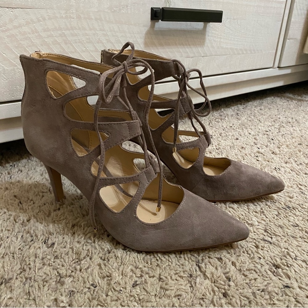 NEW- Vince Camuto Laceup Heel
